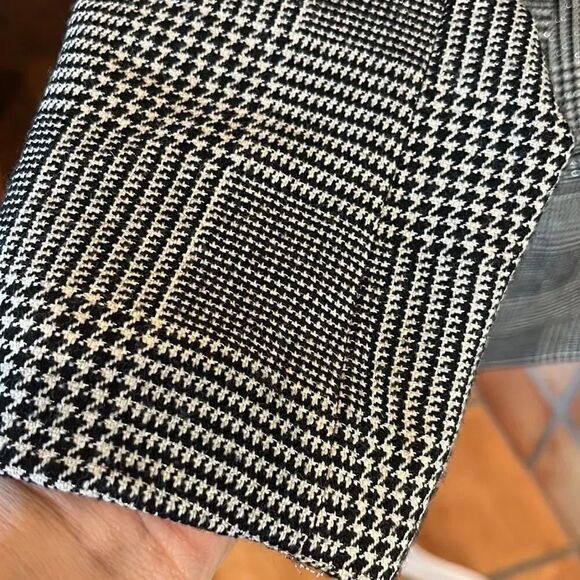 Bloomingdale’s black, white, and silver threaded wool blazer, size 12P! - Picture 5 of 10